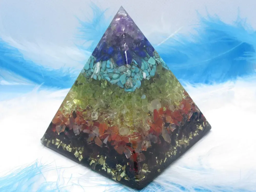 DÁREK k nákupu Orgonit Čakrová pyramida s extra silnou ochranou 6x6cm z pravých kamenů 