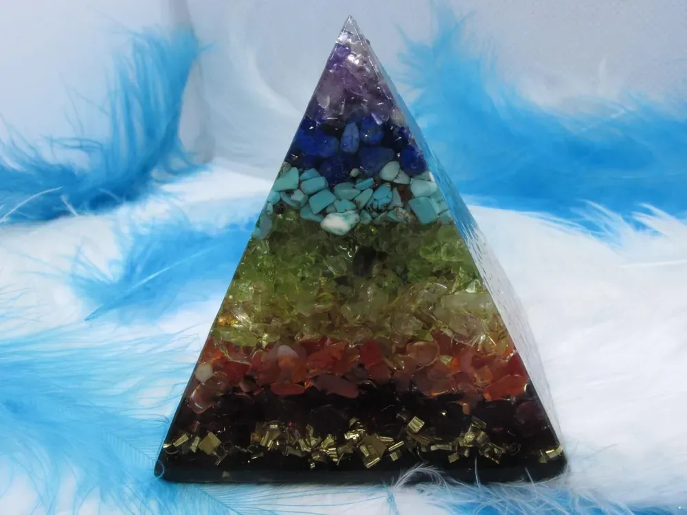 DÁREK k nákupu Orgonit Čakrová pyramida s extra silnou ochranou 6x6cm z pravých kamenů 