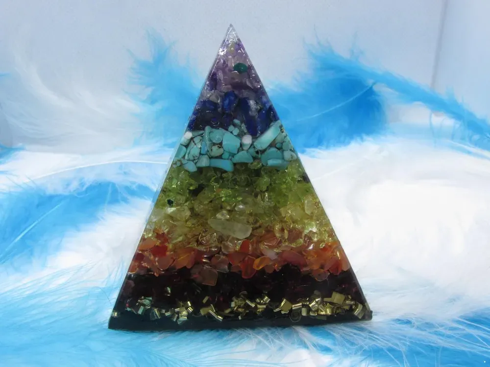 DÁREK k nákupu Orgonit Čakrová pyramida s extra silnou ochranou 6x6cm z pravých kamenů 