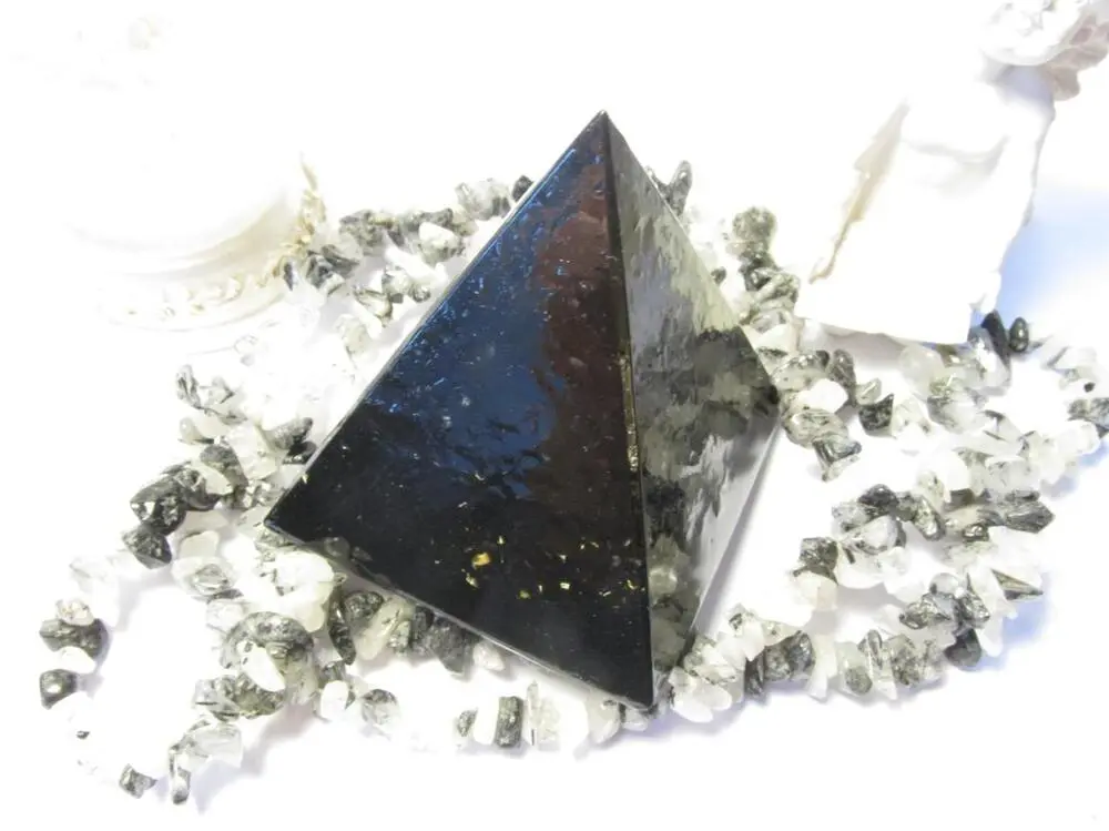 Orgonitová pyramida se surovým šungitem a šungitovým pudrem 6x6cm