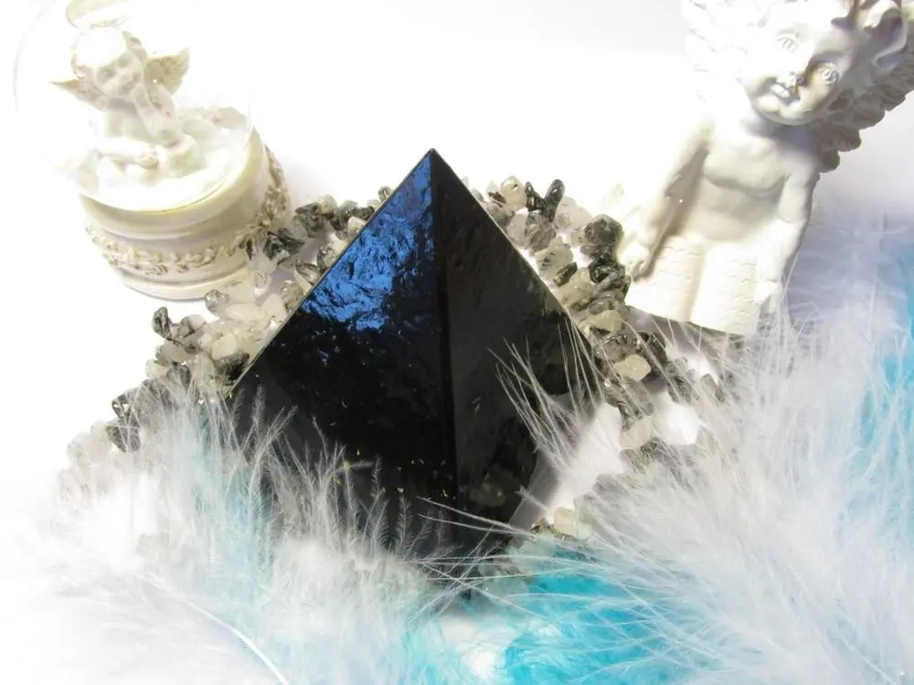 Orgonitová pyramida se surovým šungitem a šungitovým pudrem 6x6cm