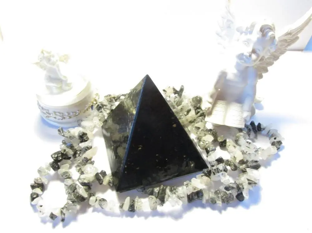 Orgonitová pyramida se surovým šungitem a šungitovým pudrem 6x6cm
