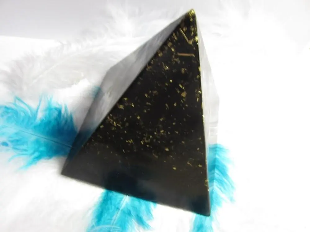 Ochrana před negativní energií a zářením WIFI ve formě orgonitová pyramida se šungitem 10x10 cm