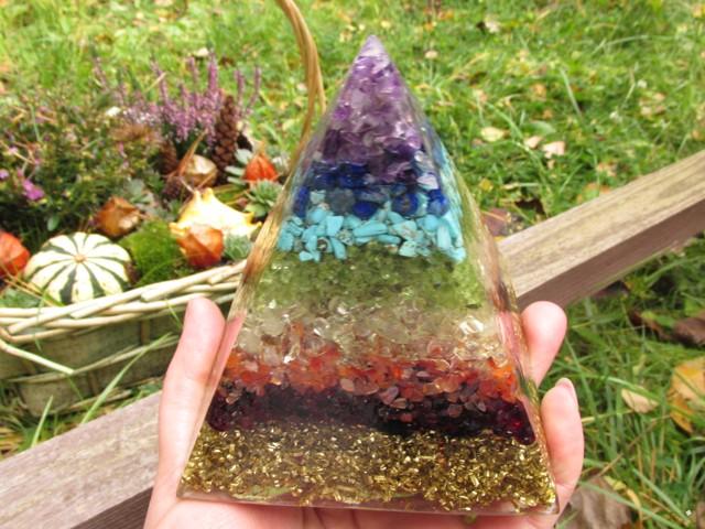 Orgonitová Čakrová pyramida 10x10cm se šungitem XXL z pravých kamenů + šungit