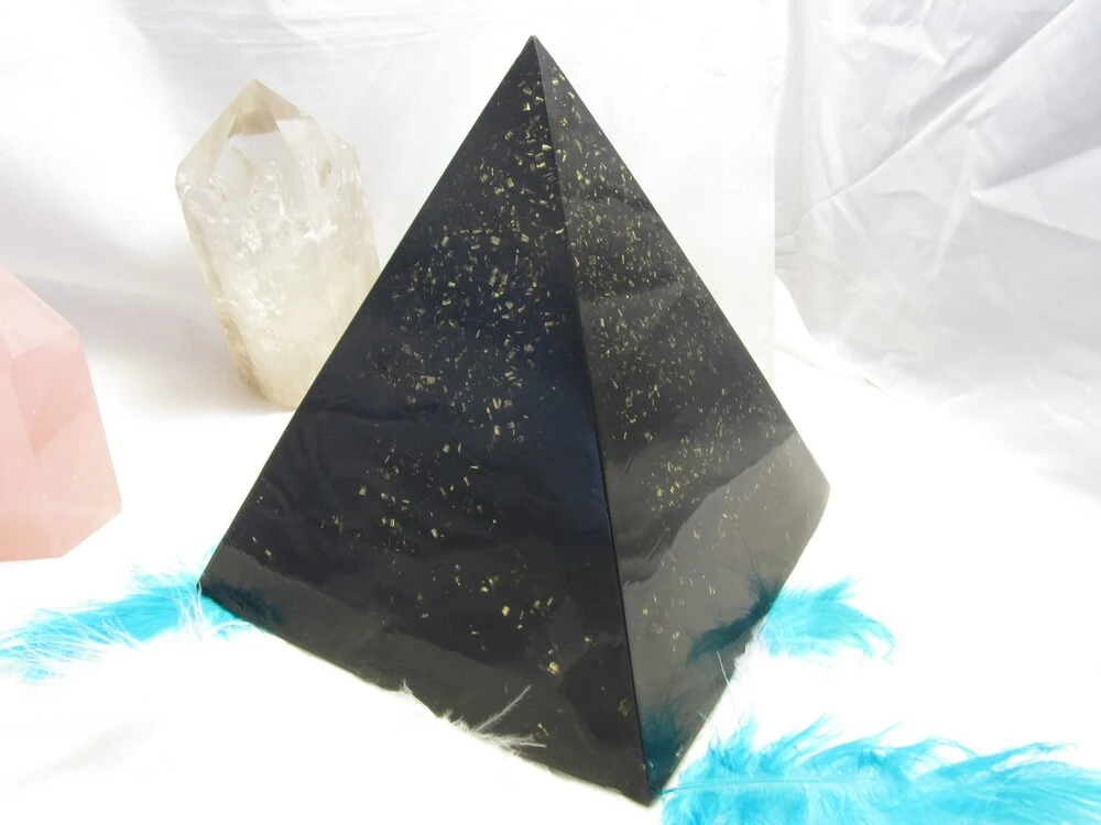 Orgonit pyramida šungitová = Silná ochrana domova (velikost 15x15 cm) dosah cca 20 metrů