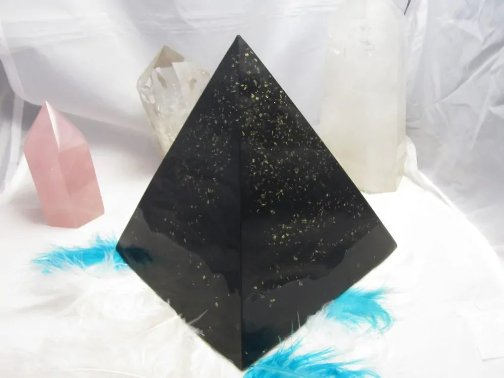 Orgonit pyramida šungitová = Silná ochrana domova (velikost 15x15 cm) dosah cca 20 metrů