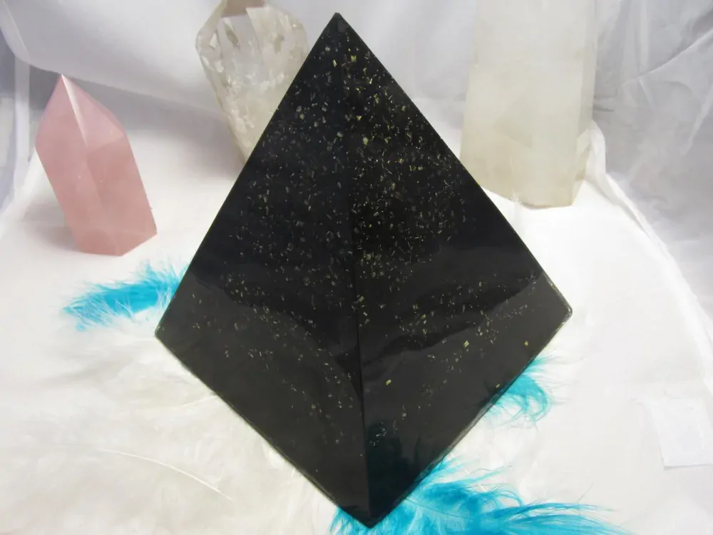 Orgonit pyramida šungitová = Silná ochrana domova (velikost 15x15 cm) dosah cca 20 metrů