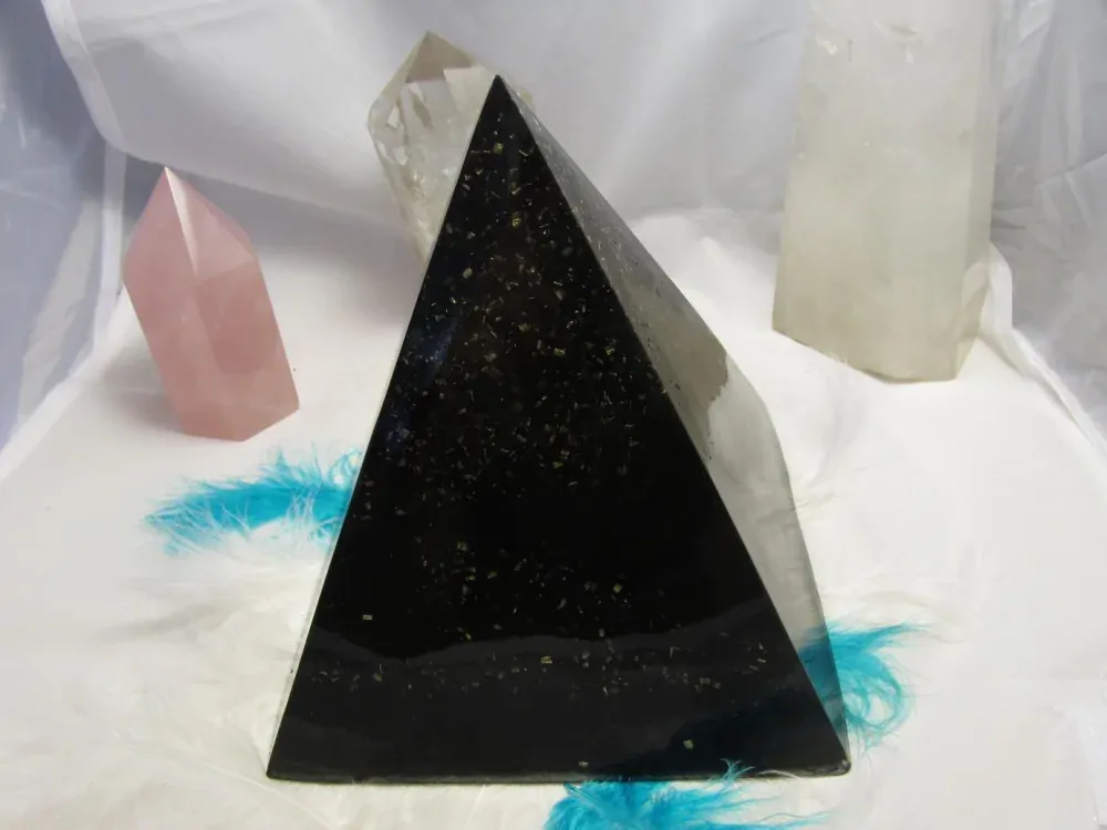 Orgonit pyramida šungitová = Silná ochrana domova (velikost 15x15 cm) dosah cca 20 metrů