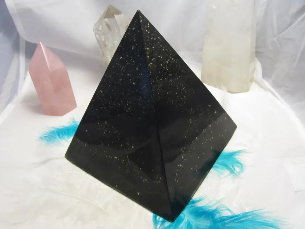 Orgonit pyramida šungitová = Silná ochrana domova (velikost 15x15 cm) dosah cca 20 metrů