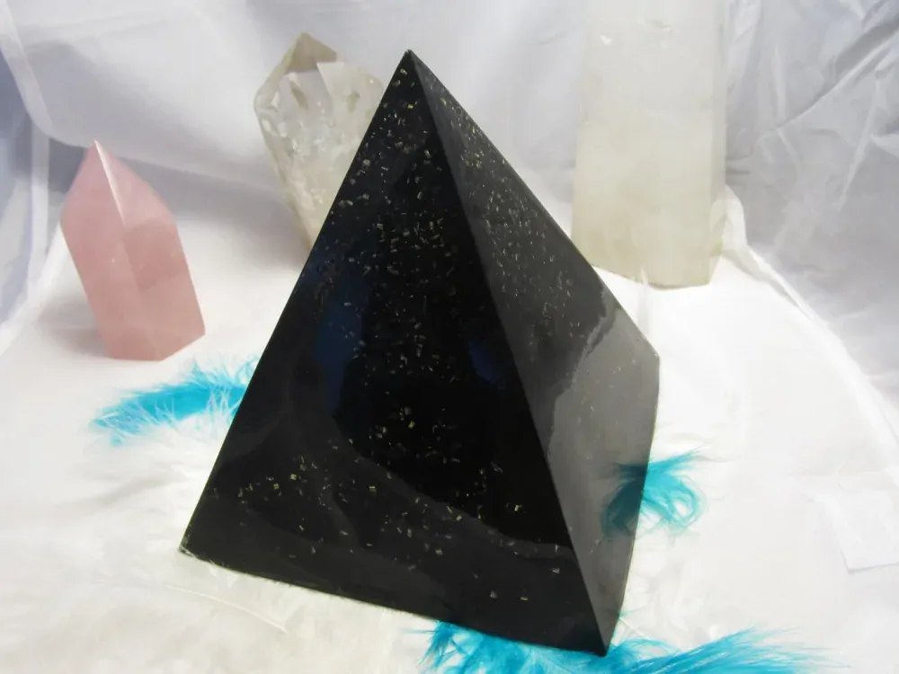 Orgonit pyramida šungitová = Silná ochrana domova (velikost 15x15 cm) dosah cca 20 metrů