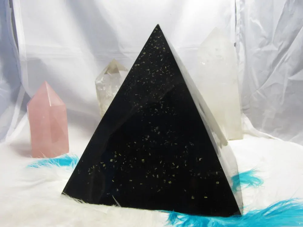 Orgonit pyramida šungitová = Silná ochrana domova (velikost 15x15 cm) dosah cca 20 metrů