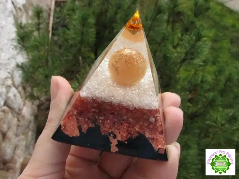 Dárek k nákupu nad 1.800,-  "Prozáří a sílu doplní" - orgonitová pyramida, dosah 5m