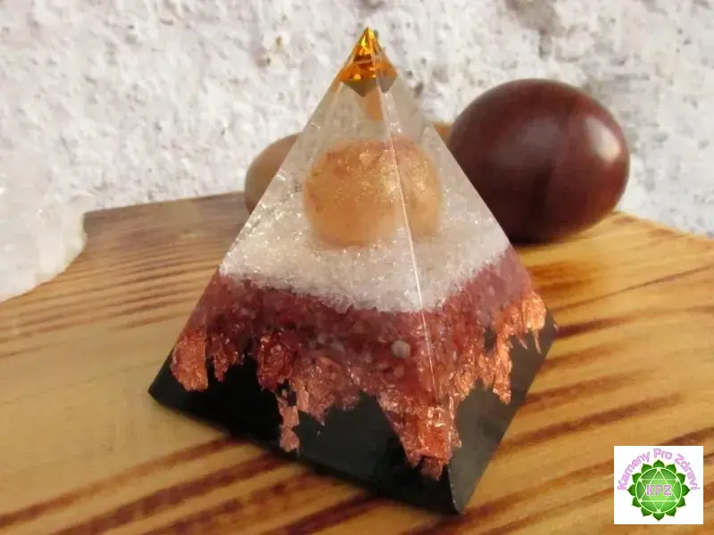 Dárek k nákupu nad 1.800,-  "Prozáří a sílu doplní" - orgonitová pyramida, dosah 5m