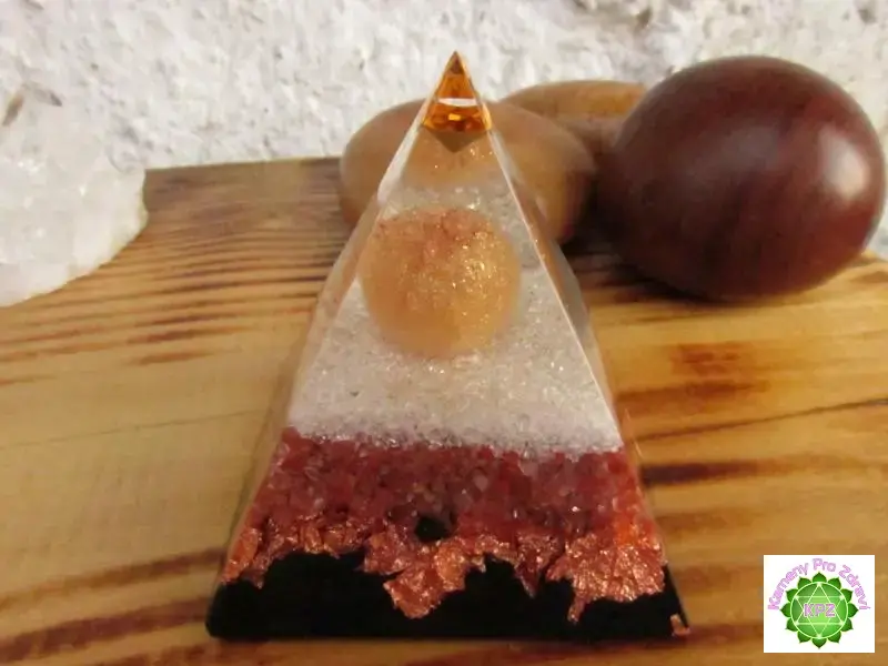 Dárek k nákupu nad 1.800,-  "Prozáří a sílu doplní" - orgonitová pyramida, dosah 5m
