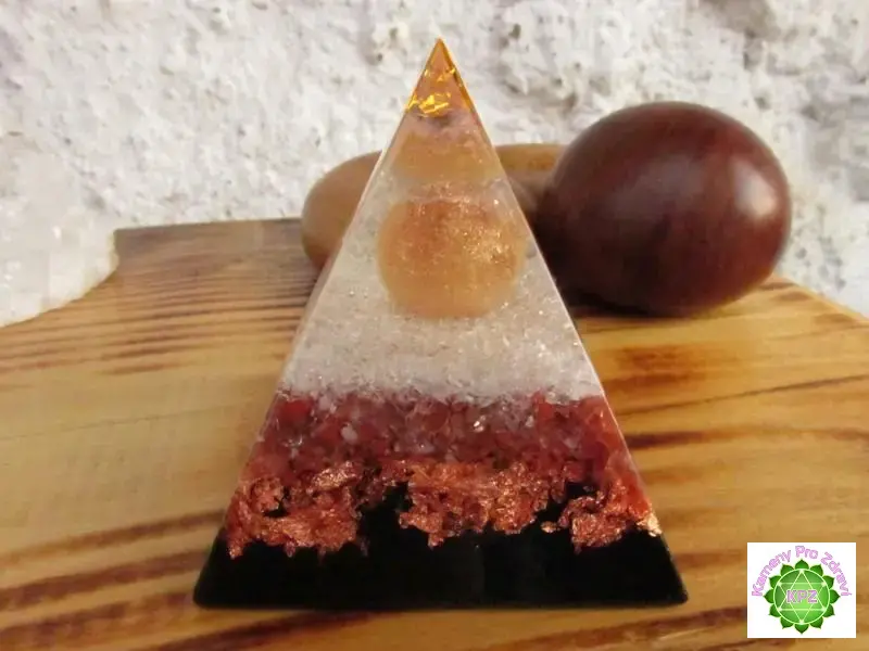 Dárek k nákupu nad 1.800,-  "Prozáří a sílu doplní" - orgonitová pyramida, dosah 5m