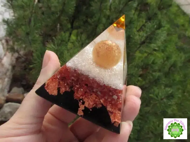 Dárek k nákupu nad 1.800,-  "Prozáří a sílu doplní" - orgonitová pyramida, dosah 5m