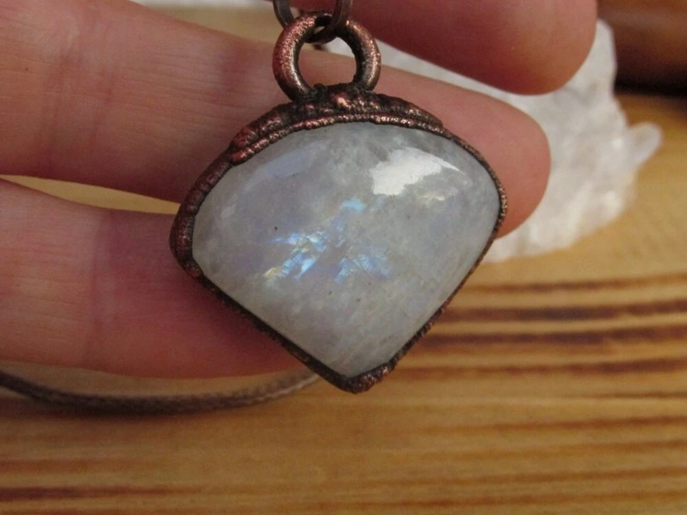 Amulet "Ženská něha" - galvanoplastika & duhový měsíční kámen