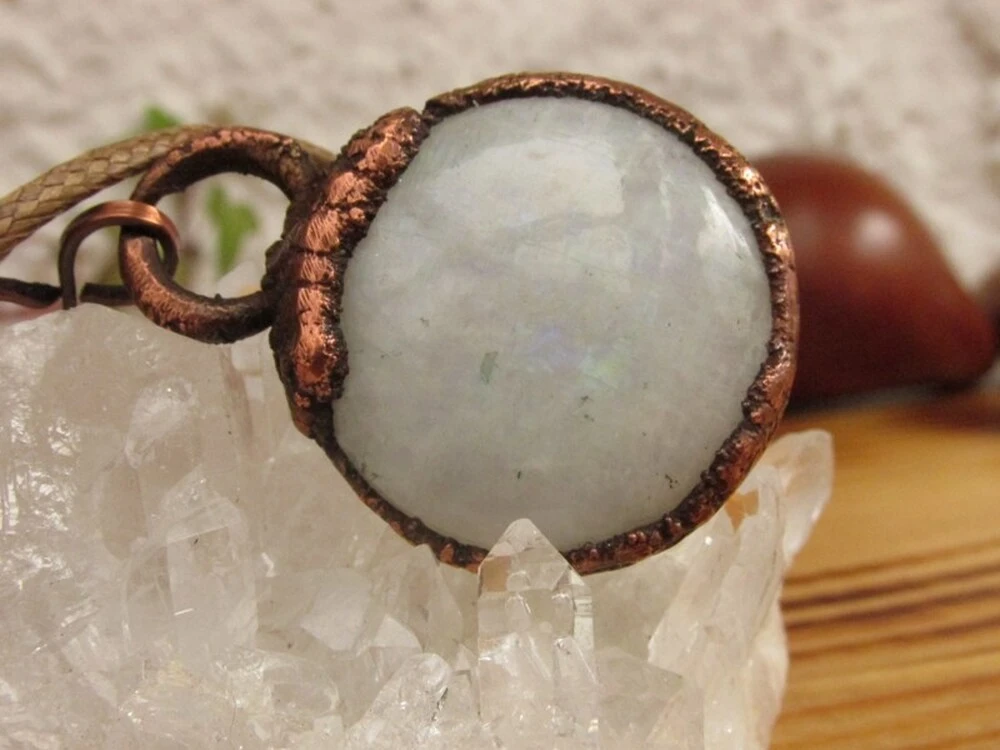Amulet "Ženská něha" - galvanoplastika & duhový měsíční kámen