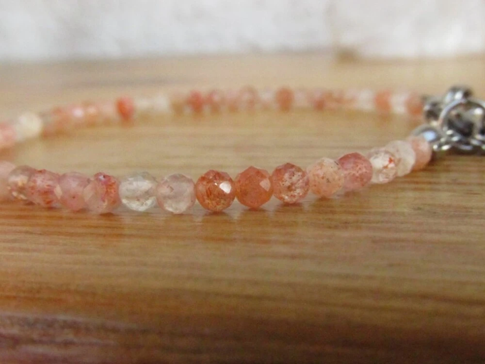 Náramek "Prvopočátek slunce" - pravý sluneční kámen, kuličky broušené, 3mm