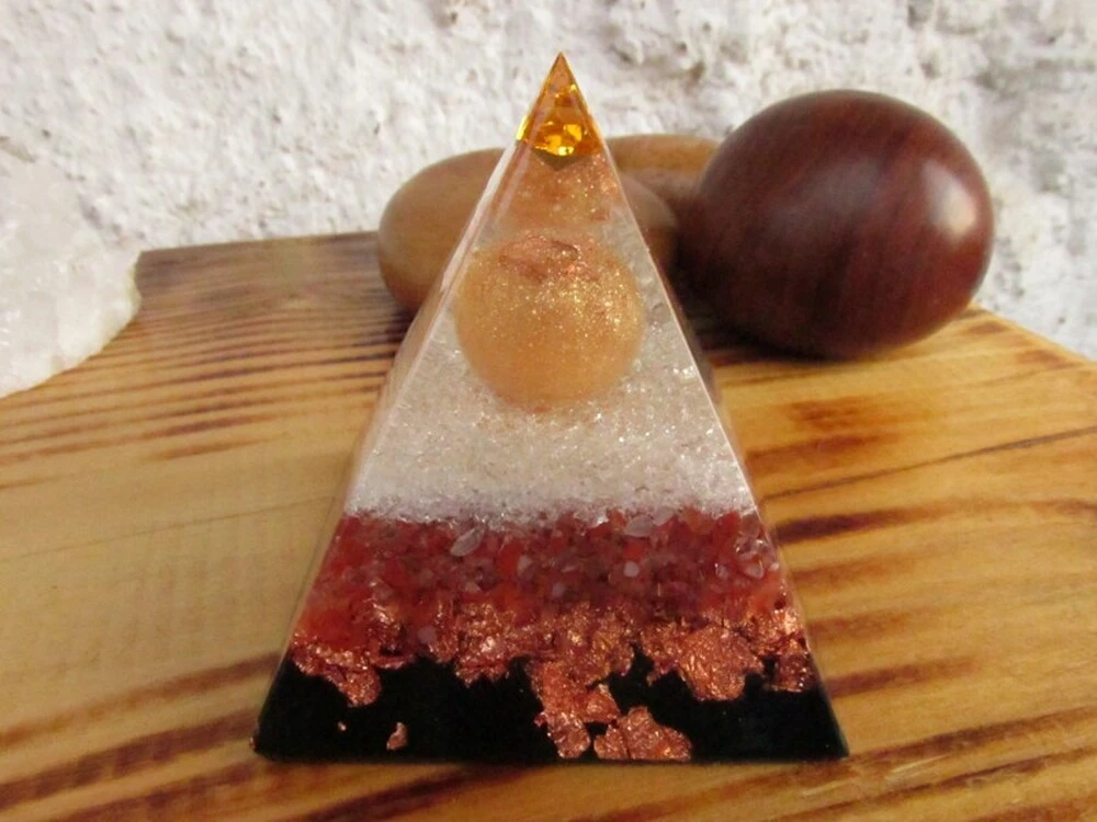 "Prozáří a sílu doplní" - orgonitová pyramida, dosah 5m