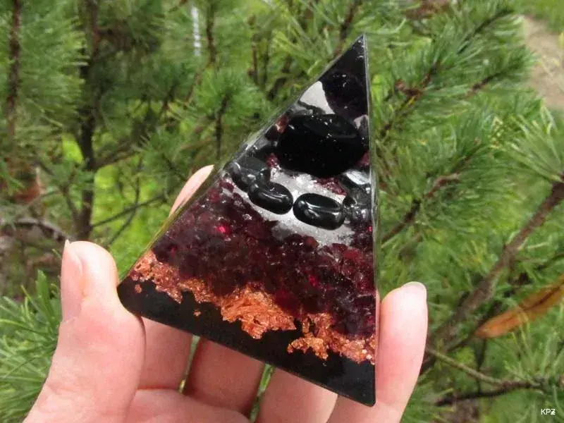Orgonitová pyramida "Důvěra & Odvaha pro Štíra""