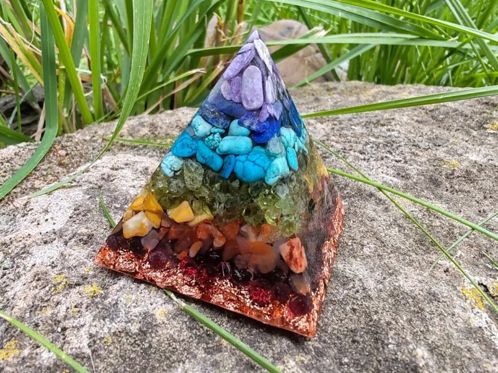 Orgonit pyramida "Harmonizace všech čaker" 4x4 cm