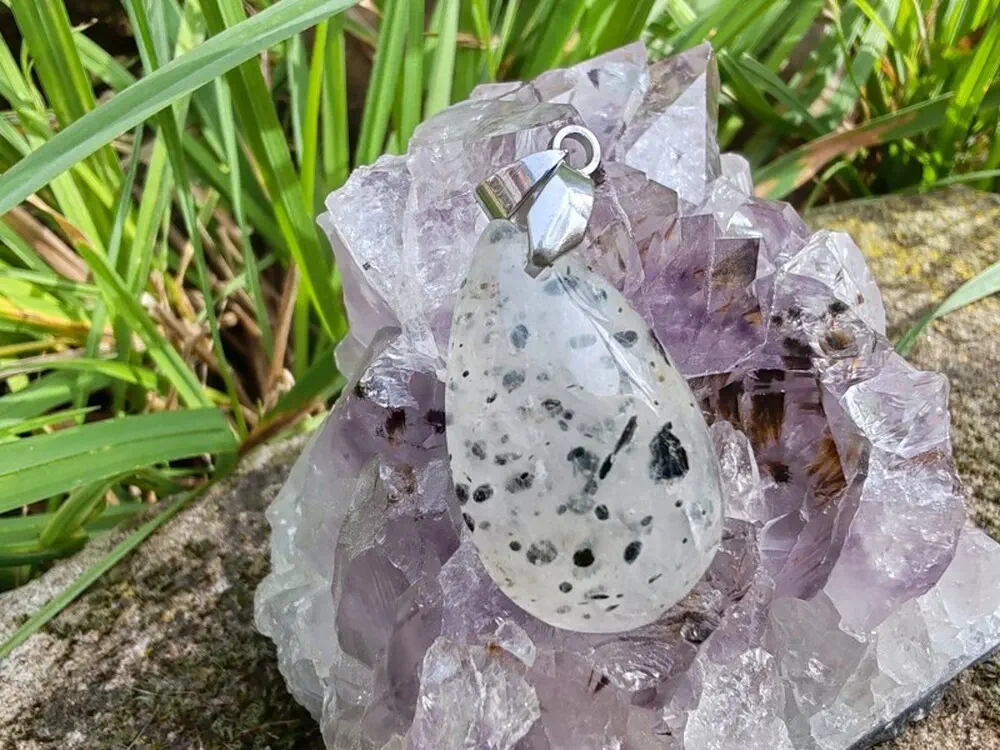 "Prastarý Kód Světla a Stínu" - přívěsek křemen s inkluzemi - Black dot quartz kabošon *2
