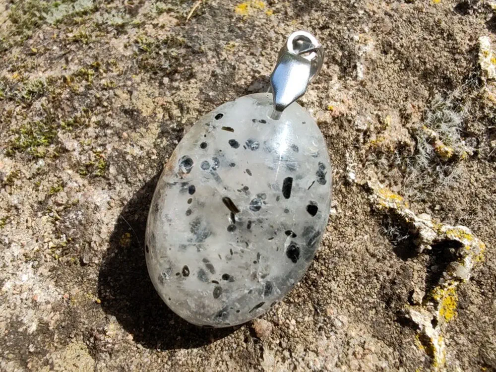 "Prastarý Kód Světla a Stínu" - přívěsek křemen s inkluzemi - Black dot quartz kabošon *7