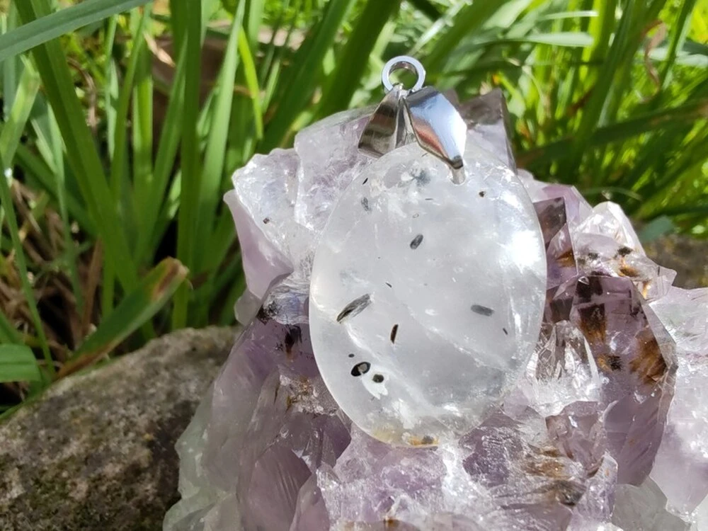 "Prastarý Kód Světla a Stínu" - přívěsek křemen s inkluzemi - Black dot quartz kabošon *8