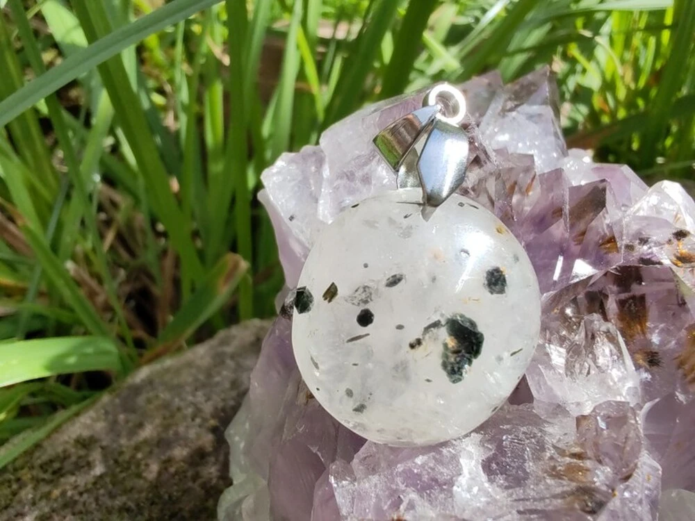 "Prastarý Kód Světla a Stínu" - přívěsek křemen s inkluzemi - Black dot quartz kabošon *9