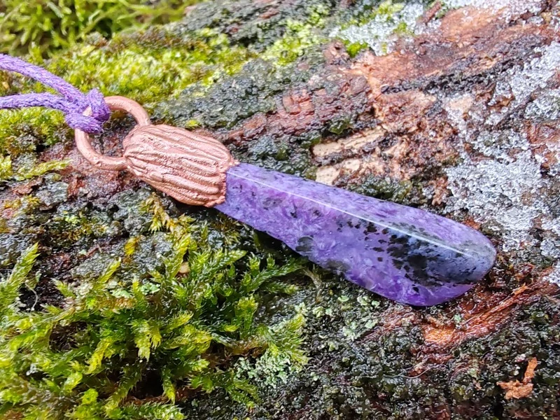 "Amulet Fialové Mlhy: Čaroitová strážkyně" - galvanoplastika čaroit