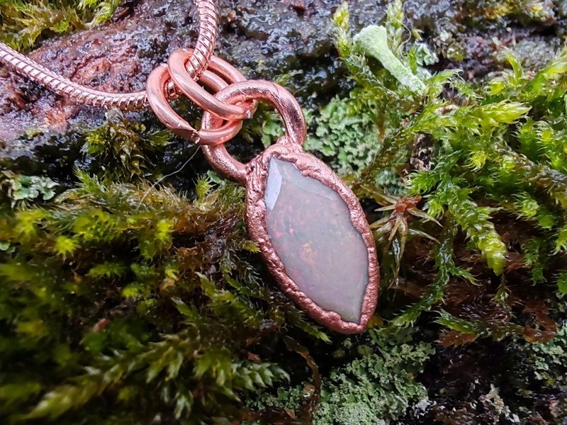 "Amulet Kapka duhy: Světlo etiopského opálu" náhrdelník galvanoplastika