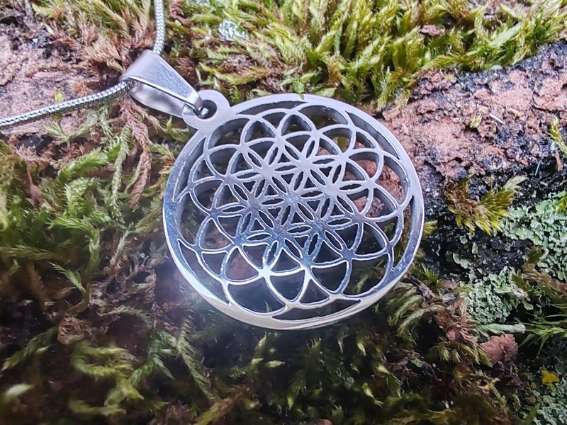 Nerezový amulet Květ života – Symbol harmonie a jednoty (včetně řetízku)