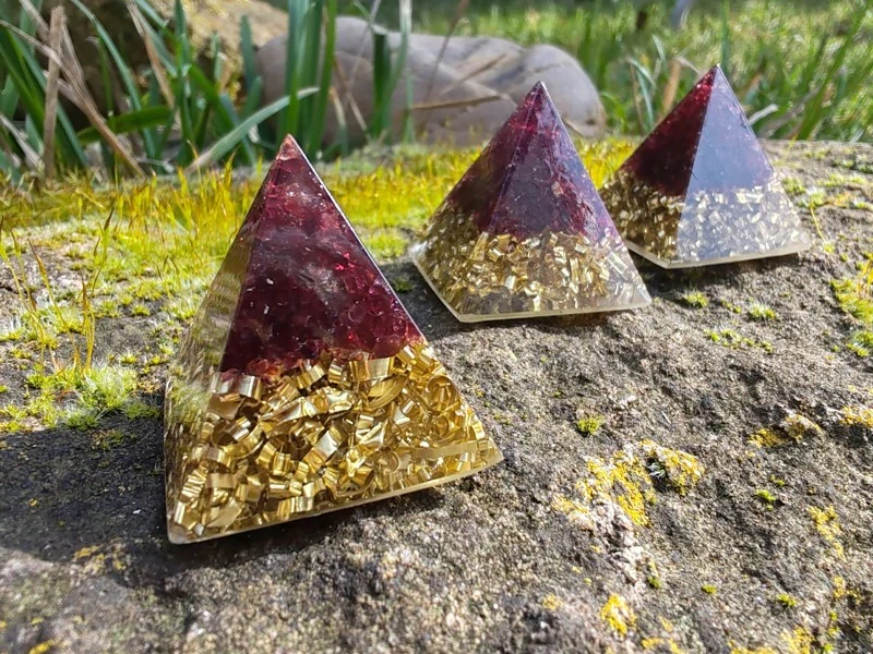 "Energie a životní síla" Orgonitová mini pyramidka Granát & Mosaz