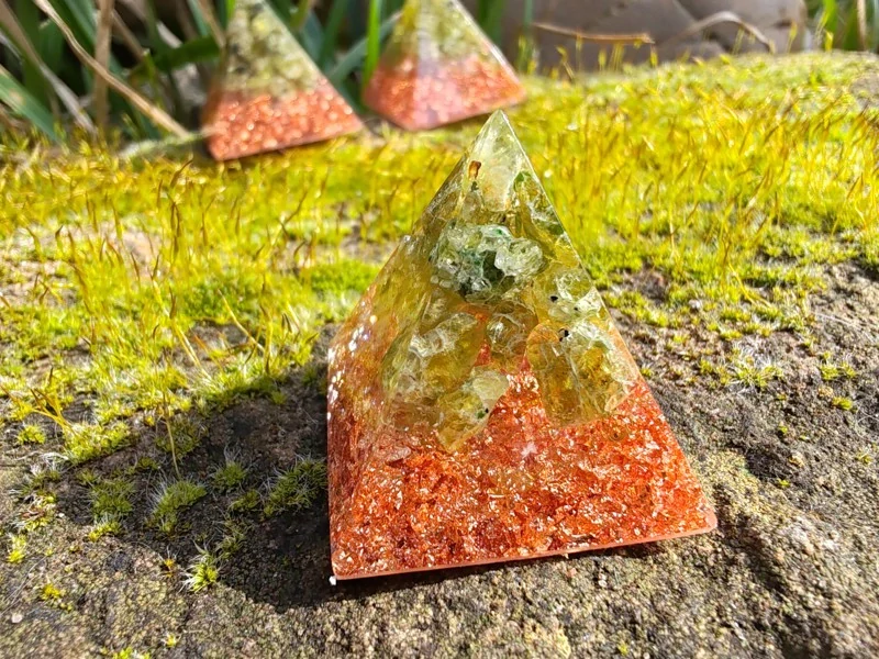 "Svěžest a radost ze života" Orgonitová mini pyramidka Olivín & Měď