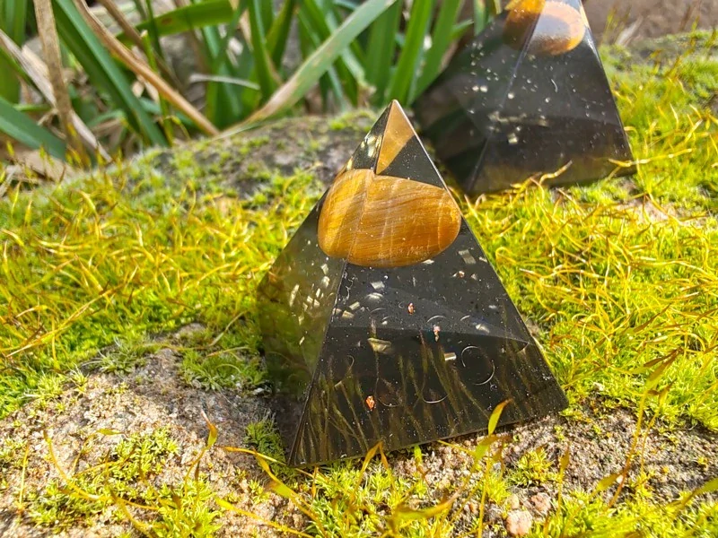 "Odvaha a uzemnění" Orgonitová mini pyramidka Tygří oko & Šungit