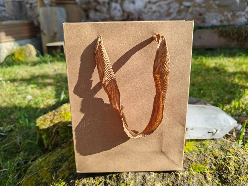 Papírová dárková taška s látkovými uchy: Přírodní hnědá - velká cca 15 x 6 x 20cm