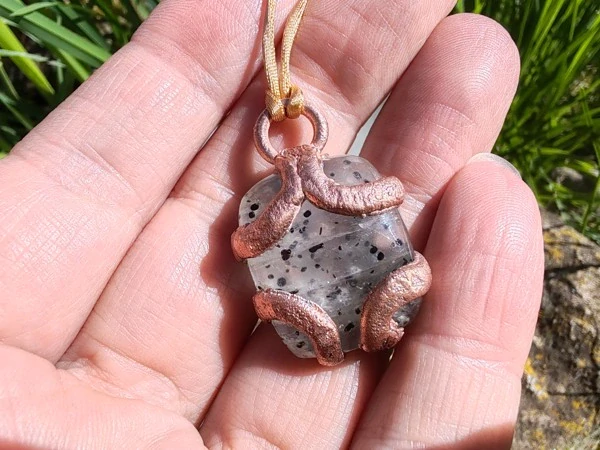 Měděný amulet Geometrie přírody – Black Dot Quartz (Galvanoplastika)