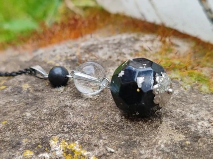 "Magický štít" Vzdušný orgonitový přívěsek se surovým šungitem, křišťálem a stříbrem