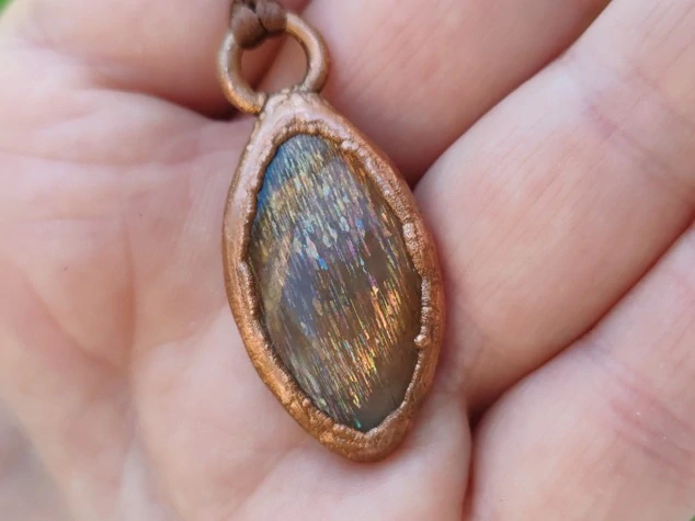 "Zář Sluneční Galaxie" - amulet se slunečním kamenem Rainbow lattice sunstone