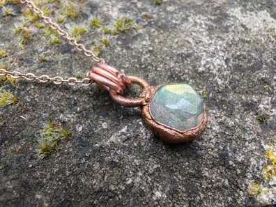 "Malé Zrcadlo Intuitivního Světla" Amulet Labradorit galvanoplastika