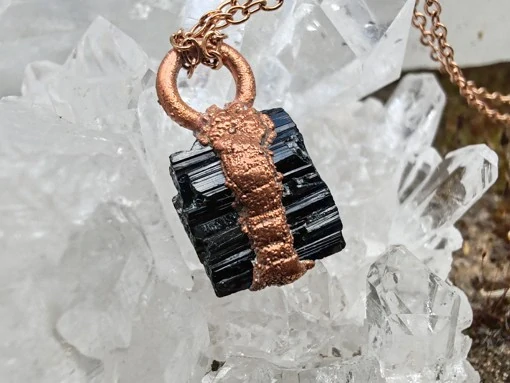 Přívěsek galvanoplastika „Černá hvězda“ – Surový černý turmalín na řetízku rose gold