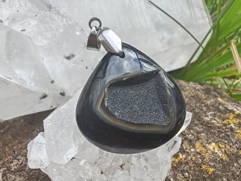 "Hvězdný klíč duše" - přívěsek černý achát s drúzou, kabošon & nerez ocel *13