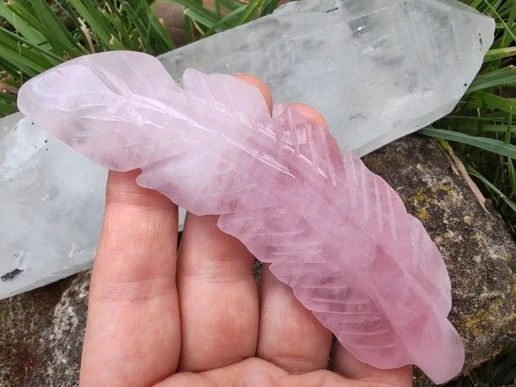 Vyřezávané růženínové pírko - Talisman lásky, něhy a aromaterapie *1