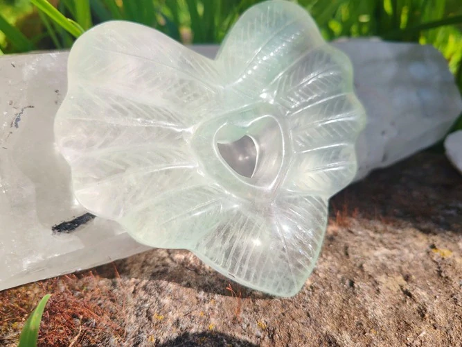 Andělské srdce z čirého fluoritu – krystal světla a mentální čistoty *1