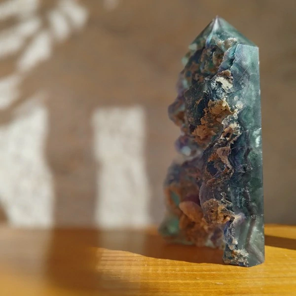 Přírodní fluoritový obelisk s krystalickou dutinou – zelenomodrý minerální hrot *2