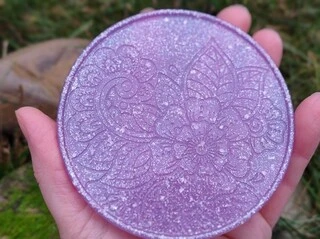 Orgonitová podložka duhově fialová s vločkami stříbra - pro čištení a nabíjení kamenů, pod svícen, pod hrneček