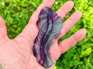 Andělské pírko z modrofialového fluoritu – krystal vnitřního klidu a intuice *1