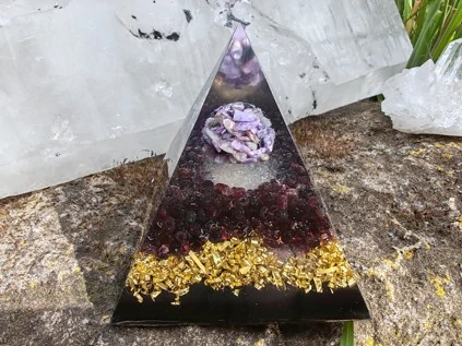 "S hlavou v oblacích a nohama pevně na zemi" , orgonit pyramida