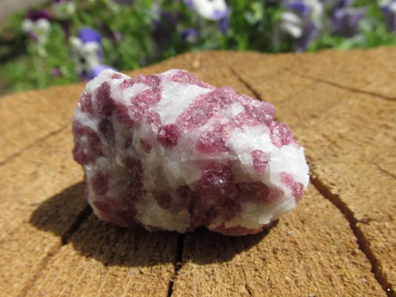 Rubelit (růžový / červený turmalín) v křemeni - Pomocník v lásce, 27 gr, AA kvalita